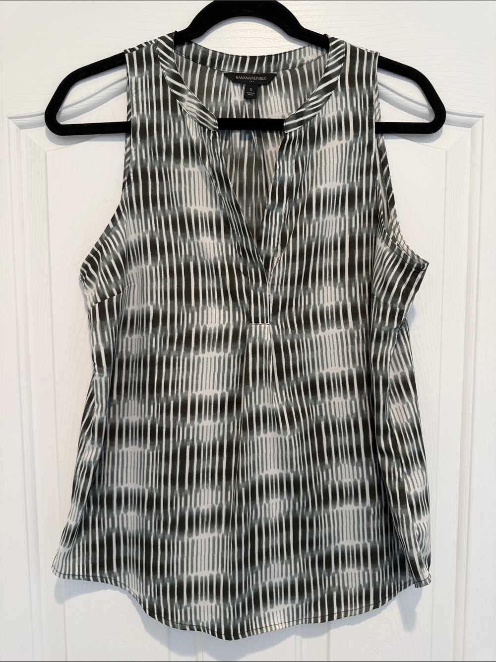 Banana Republic Olive and White Sleeveless V-Neck Printed Camisole